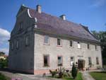 Pfarrhaus Mittelsteine mit geöffnetm Fenster