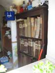 Kirchenbücher Mittelsteine im Raum mit dem geöffneten Fenster
