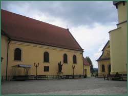 Hof der Pfarrkirche von Tscherbeney