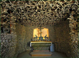 Schädelkapelle von Tscherbeney von innen