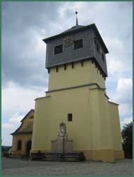 Glockenturm der Pfarrkirche von Tscherbeney vor der Schädelkapelle
