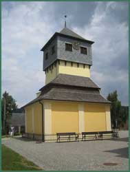 Glockenturm der Pfarrkirche von Tscherbeney hinter der Schädelkapelle