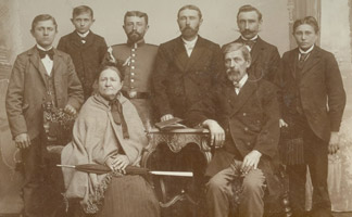 Friedrich Bittner, Sohn von Peter Bittner, mit Gattin Anna und sechs Söhnen